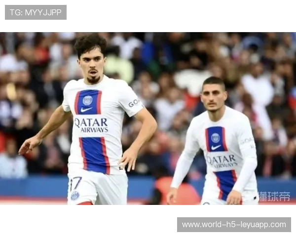 维蒂尼亚在中场完成关键的抢断拦截